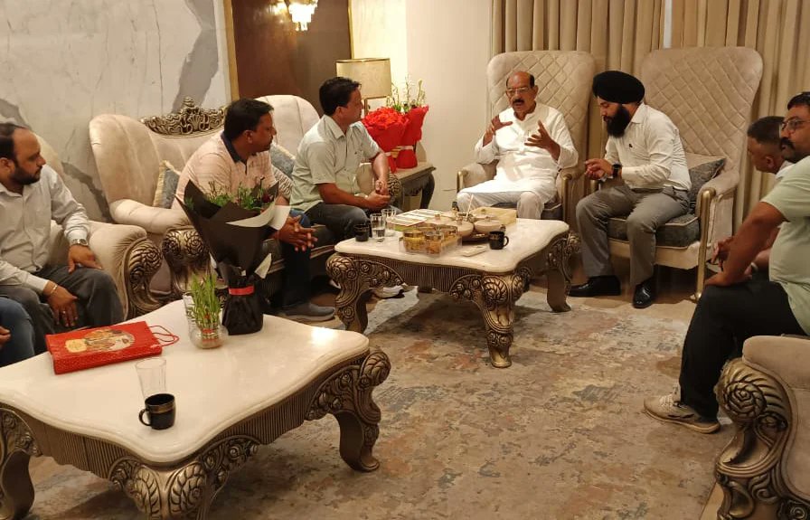 KimtiKesar's tweet photo. ਜਲੰਧਰ ਵੈਸਟ ਤੋਂ   ਨਵੇਂ ਬਣੇ  MLA ਸੀ੍ ਮਹਿੰਦਰ ਭਗਤ ਜੀ ਨੂੰ ਵਧਾਈ ਦੇਣ ਪਹੁੰਚੀ ਯੰਗਸਟਾਰ ਫਾਊਂਡੇਸ਼ਨ ਦੀ ਟੀਮ,  ਅਤੇ ਇਲਾਕੇ ਵਿੱਚ ਜ਼ਮੀਨੀ ਪੱਧਰ ਤੇ ਲੋਕਾਂ ਨੂੰ ਆਉਣ ਵਾਲੀਆਂ ਸਮਸਿਆਵਾਂ ਬਾਰੇ ਭਗਤ ਜੀ ਨੂੰ ਜਾਣੂ ਕਰਵਾਇਆ  #highlight #bhagwantman #aap #rajwinderthiara https://t.co/CH5RVx5eG3