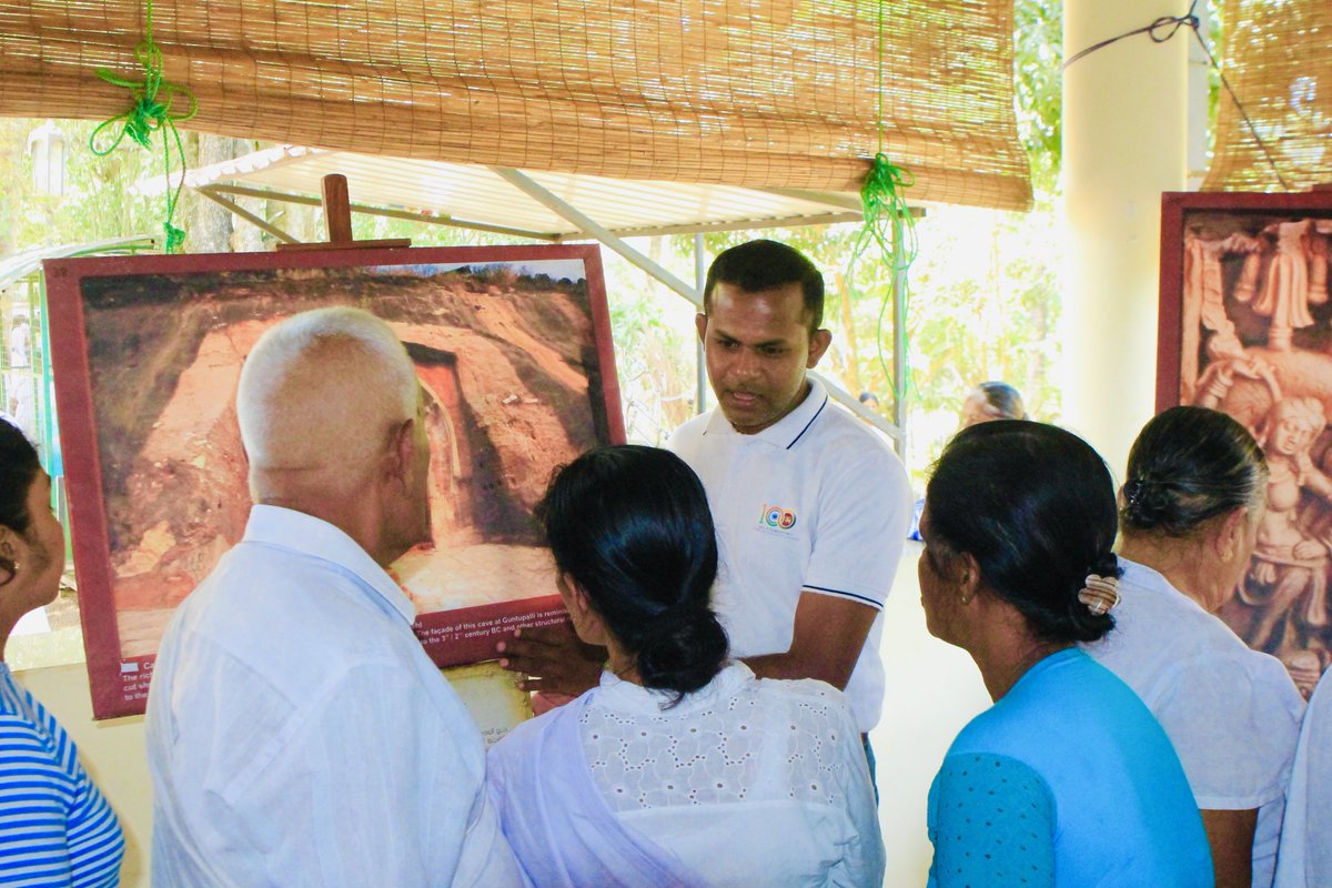 AhciKandy's tweet photo. Strengthening 🇮🇳🤝🇱🇰 cultural ties:
On the occasion of #Esala Poya Day, @AHCIKandy organised Exhibition on India’s Buddhist Heritage at the Badulu Muthiyangana Rajamaha Viharaya, Badulla.(1/2) https://t.co/EeZ7AxkOuU