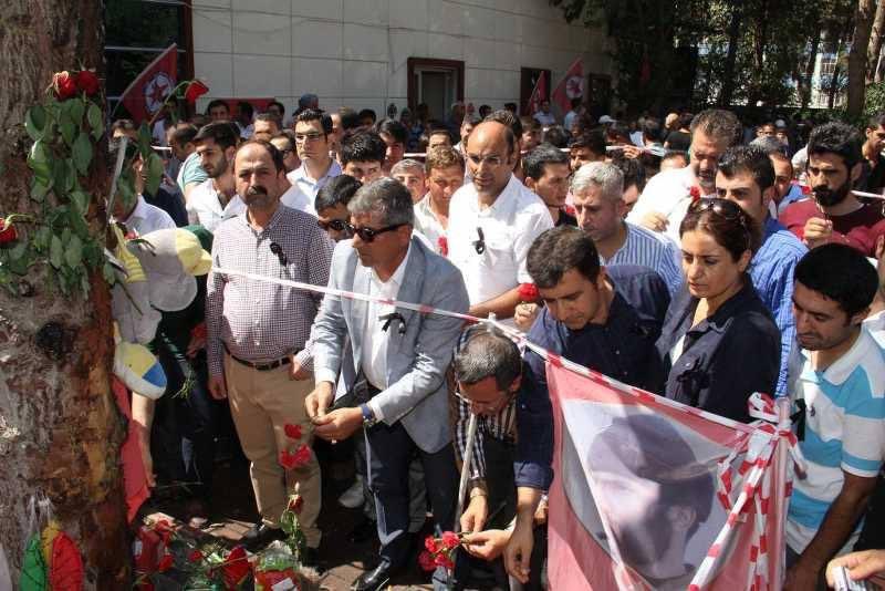 9 yıl önce Suruç’ta katledilen düş yolcularını saygıyla ve minnetle anıyorum.Etkin bir soruşturma yürütülmeden,gerçek faillere ulaşılmadan yapılan yargılamanın tarihte kara bir leke olarak yerini aldığı inancıyla ailelerin acısını  paylaşıyorum. #Suruc9Yıl