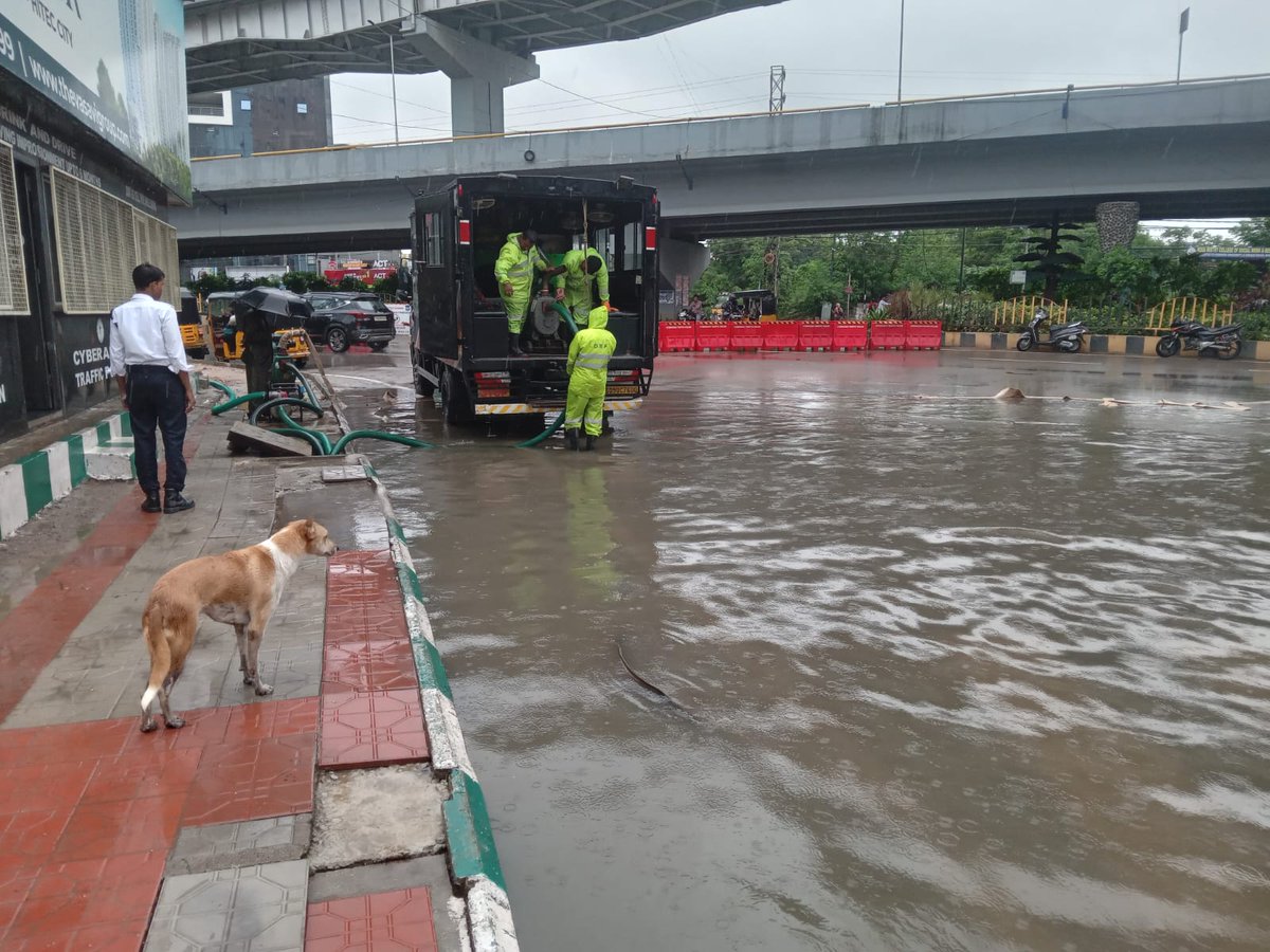 Comm_HYDRAA's tweet photo. The DRF teams are clearing water stagnation at Biodiversity. Citizens may dial 040-21111111 or 9000113667 for GHMC-DRF assistance. https://t.co/oY5EXjzj5Y
