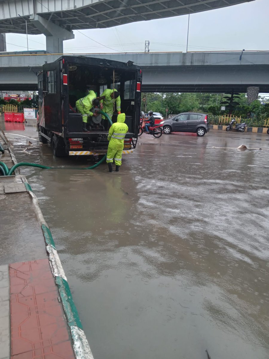 Comm_HYDRAA's tweet photo. The DRF teams are clearing water stagnation at Biodiversity. Citizens may dial 040-21111111 or 9000113667 for GHMC-DRF assistance. https://t.co/oY5EXjzj5Y