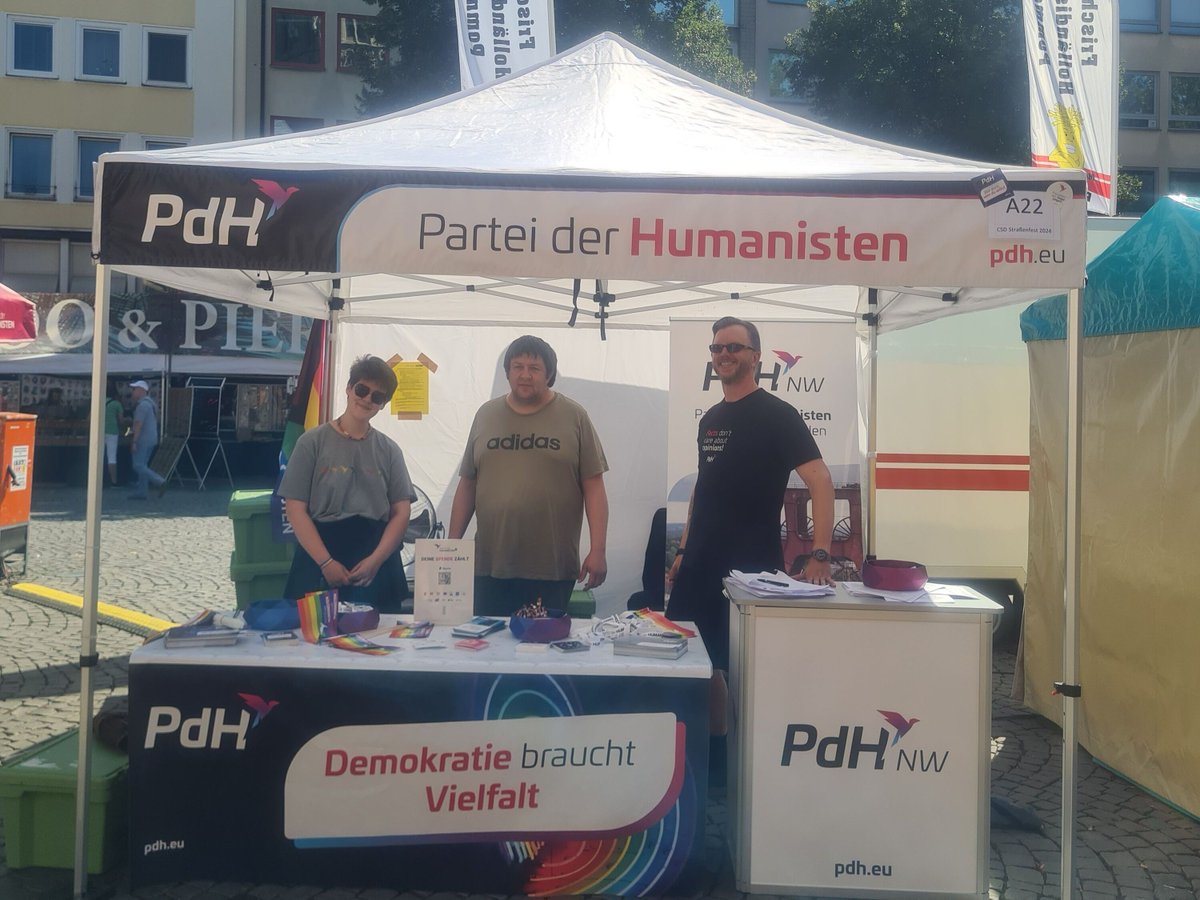 PdH_NRW's tweet image. Wir sind bereit und warten am Alter Markt auf dich!
Hol dir Fähnchen, Armbänder, Sticker und mehr, pinn deine Meinung und stell uns deine Fragen. Wir freuen uns auf einen schönen zweiten Tag auf dem #ColognePride