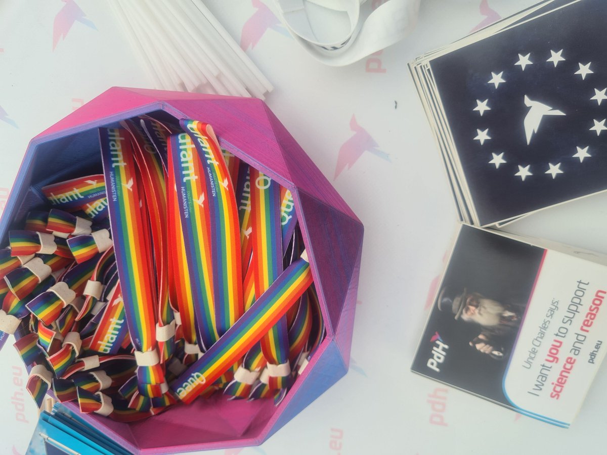 PdH_NRW's tweet image. Wir sind bereit und warten am Alter Markt auf dich!
Hol dir Fähnchen, Armbänder, Sticker und mehr, pinn deine Meinung und stell uns deine Fragen. Wir freuen uns auf einen schönen zweiten Tag auf dem #ColognePride