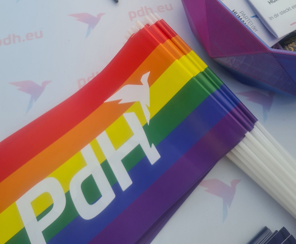PdH_NRW's tweet image. Wir sind bereit und warten am Alter Markt auf dich!
Hol dir Fähnchen, Armbänder, Sticker und mehr, pinn deine Meinung und stell uns deine Fragen. Wir freuen uns auf einen schönen zweiten Tag auf dem #ColognePride