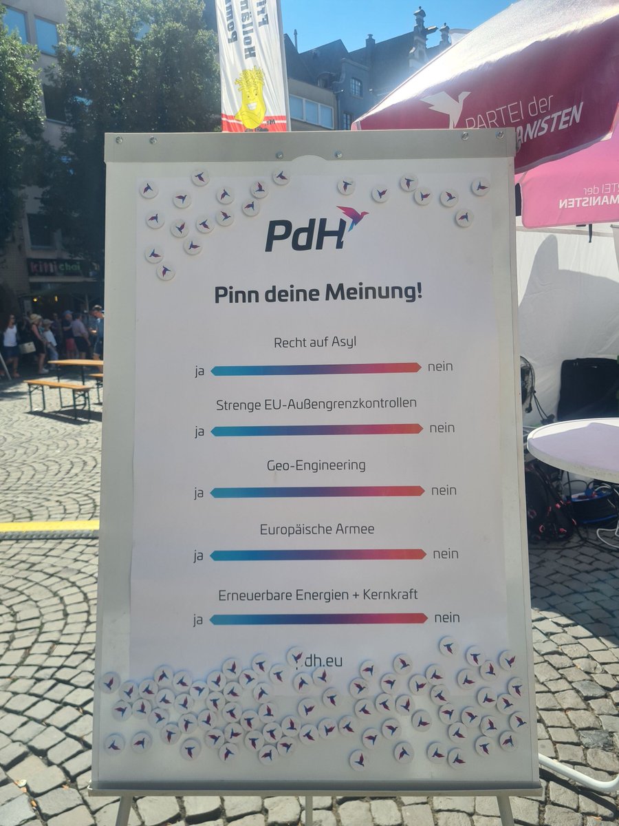 PdH_NRW's tweet image. Wir sind bereit und warten am Alter Markt auf dich!
Hol dir Fähnchen, Armbänder, Sticker und mehr, pinn deine Meinung und stell uns deine Fragen. Wir freuen uns auf einen schönen zweiten Tag auf dem #ColognePride