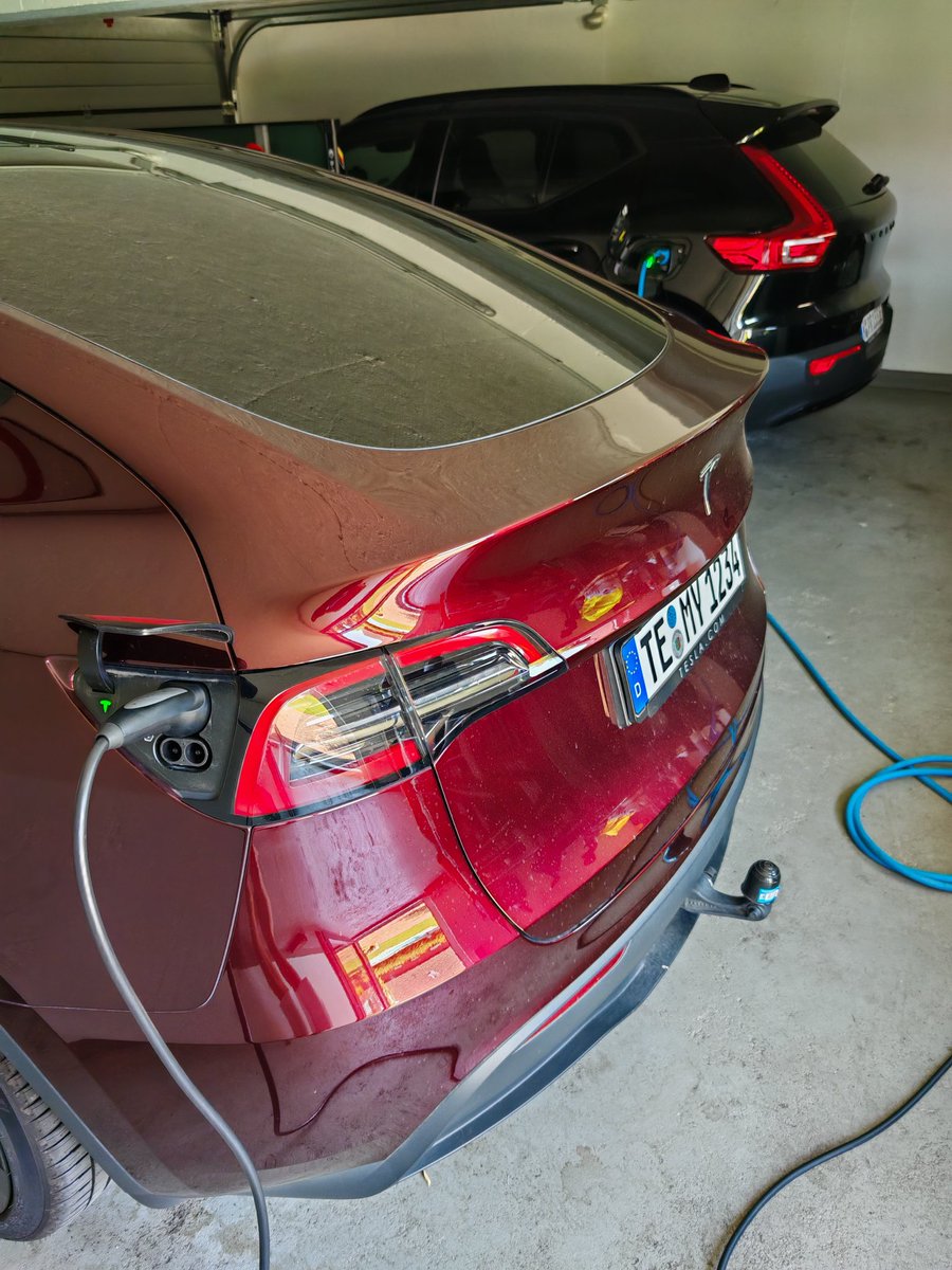 DiedrichLeander's tweet photo. Die Sonne knallt heute - also dürfen gleich zwei durstige E-Autos bei uns  Sonne tanken☀️⚡ #PV @sonnenladen https://t.co/1LQkl7e05G