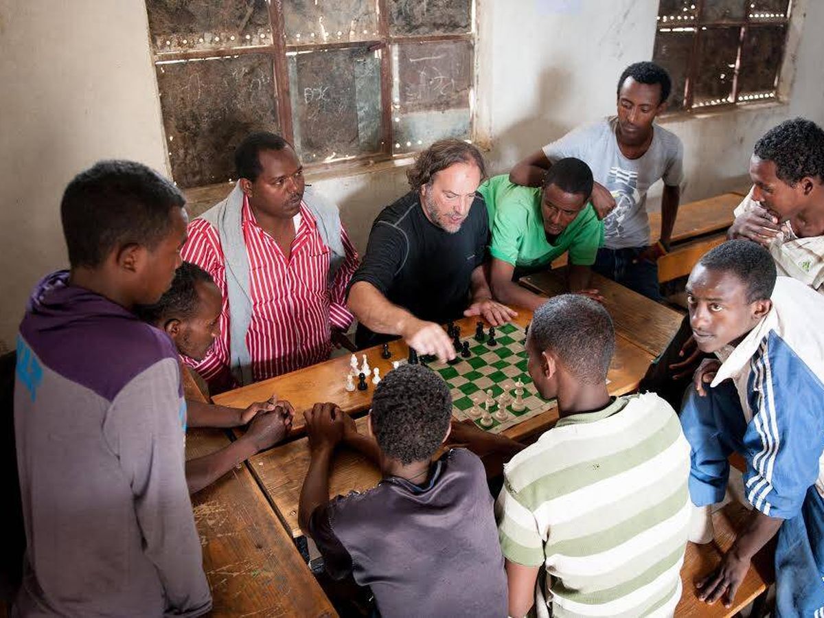 gentequebrilla's tweet photo. ♟️ ¡Hoy celebramos el #DiaMundialdelAjedrez!
Conoce el trabajo de la ONG Ajedrez Sin Fronteras, una organización que ha llevado sus tableros a zonas de conflicto, orfanatos y campamentos de refugiados en todo el mundo. 🌍🤝

https://t.co/Sc2EamnTlt https://t.co/nTDQtNhY8m