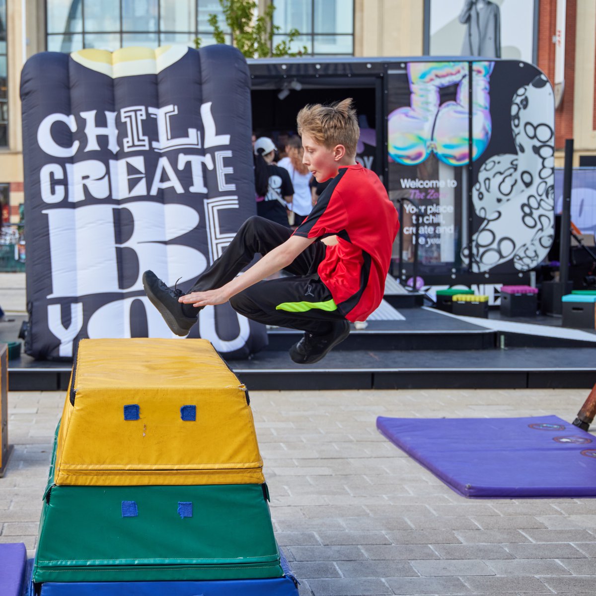 zesttheatre's tweet photo. Last night, we officially opened THE ZONE 💥
🎉 Confetti
🎧 DJs @NoiseAcademyuk 
🤸🏼‍♂️ Parkour @YMCALincs 
💃🏽 Dance @hubdanceteam / Lincoln Dances
🧋FREE Bubble Teas from Bubble Kiss

📷 @philcrowphoto 

[1/4] https://t.co/SN47rs1Ogm