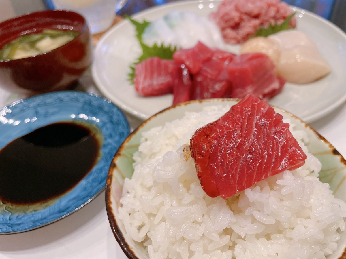 Aya_O7ll's tweet photo. 夕飯 ❯❯ お刺身とごはん
築地のお刺身は今回で3回目
天然本マグロ、ホタテ、天然本マグロだけのネギトロ、イカ
この日はお刺身もご飯も一瞬でも消えます(;ᴗ;)
#AyaMem #おうちごはん https://t.co/EGFRNBO42R