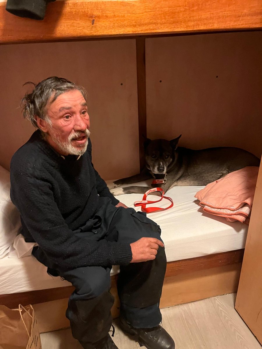 sarahfrikh's tweet photo. Je laisse tomber! 
J'ai déjà dû annoncer à Georges que tout le monde s'en foutais de son sauvetage.
c'est trop difficile pour moi, je peux pas annoncer ce genre de nouvelle.
Il m'a dit "je comprend, ils m'aiment pas. dis leur que j'ai même arrêté de boire"... je lui ai dis que j'étais fière de lui mais que plus personne ne nous aide.
Du coup, il est dehors et voilà....je n'ose même plus y aller.
Les habitants du 13ème n'ont finalement rien fait pour lui, il va rester dehors en espérant que rien de grave lui arrive🤲
bref ....stop je peux plus accepter.