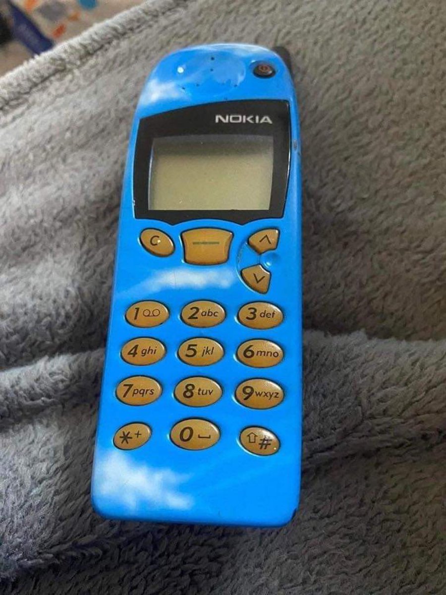 FootyHumour's tweet photo. Mobile phones the last time Arsenal won the league https://t.co/piELvWNwZt