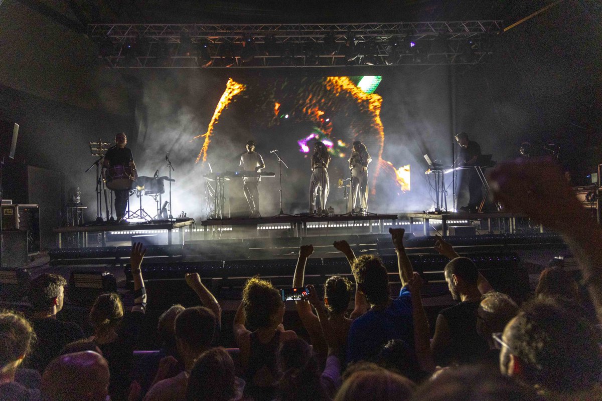 mardemusicasct's tweet photo. 🙌🏻 Esta noche hemos sentido Galicia mucho más cerca de Cartagena gracias a @baiucamusic. Un maremoto de vanguardia y folclore que nos puso a todos a bailar.

Un espectáculo de música, luces y efectos que nos hechizó como si fuera una meiga. https://t.co/OcOSQpJALS