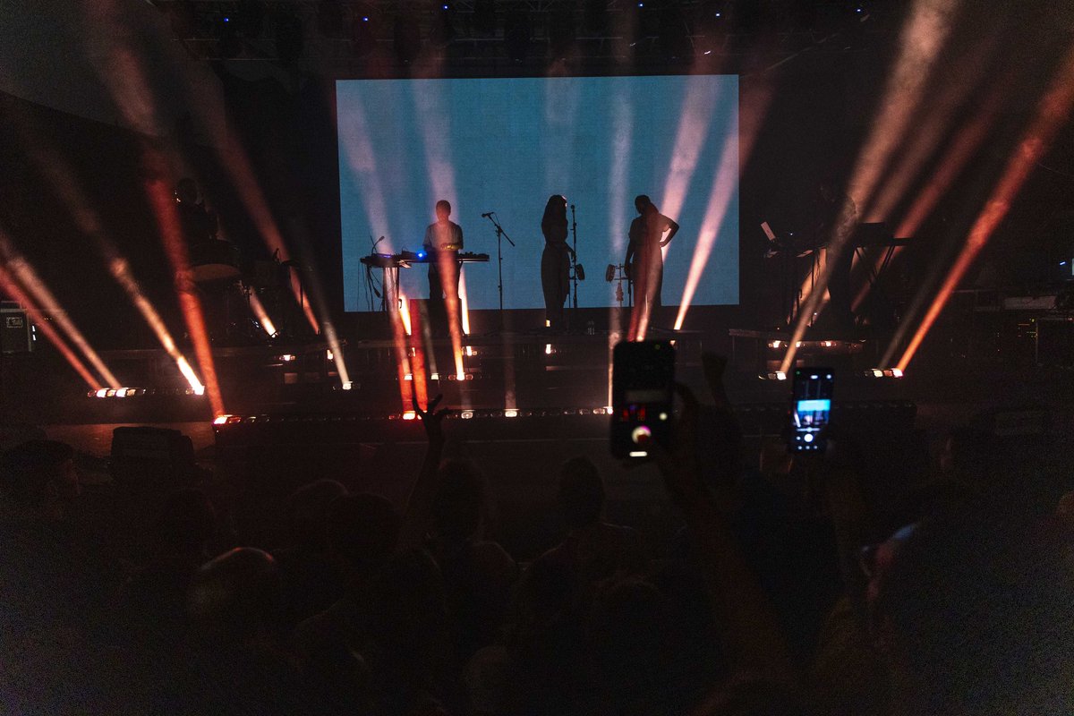 mardemusicasct's tweet photo. 🙌🏻 Esta noche hemos sentido Galicia mucho más cerca de Cartagena gracias a @baiucamusic. Un maremoto de vanguardia y folclore que nos puso a todos a bailar.

Un espectáculo de música, luces y efectos que nos hechizó como si fuera una meiga. https://t.co/OcOSQpJALS