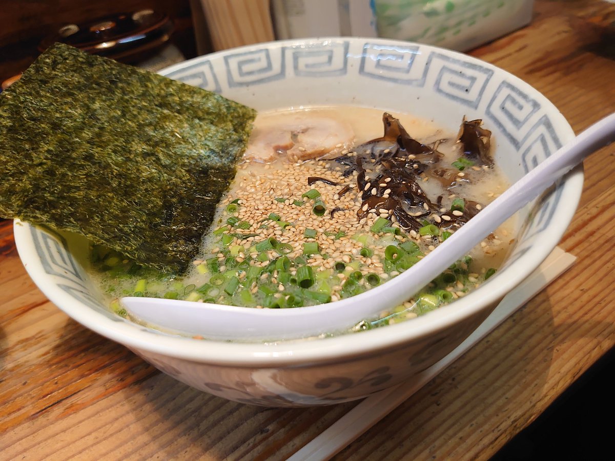 Yumiyochan's tweet photo. 高校時代の先輩達のLIVEを観て帰りにラーメンを食べて今はまんぷくです
先輩達、マジで上手かった❗
ガンズのトリビュートバンドなんだけど、本当にソックリ👀&上手い!
歌声もソックリで年々、歌唱力が上がってて、私も年々良くなる様に見習わないと💦
#GUNSLOVEROASES #BAUHOUSE #六本木 https://t.co/fGNaYuFrCY