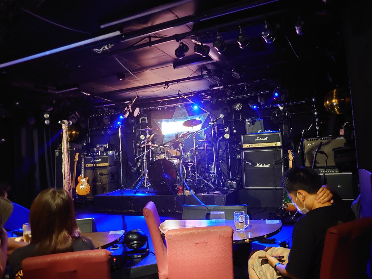 Yumiyochan's tweet photo. 高校時代の先輩達のLIVEを観て帰りにラーメンを食べて今はまんぷくです
先輩達、マジで上手かった❗
ガンズのトリビュートバンドなんだけど、本当にソックリ👀&上手い!
歌声もソックリで年々、歌唱力が上がってて、私も年々良くなる様に見習わないと💦
#GUNSLOVEROASES #BAUHOUSE #六本木 https://t.co/fGNaYuFrCY