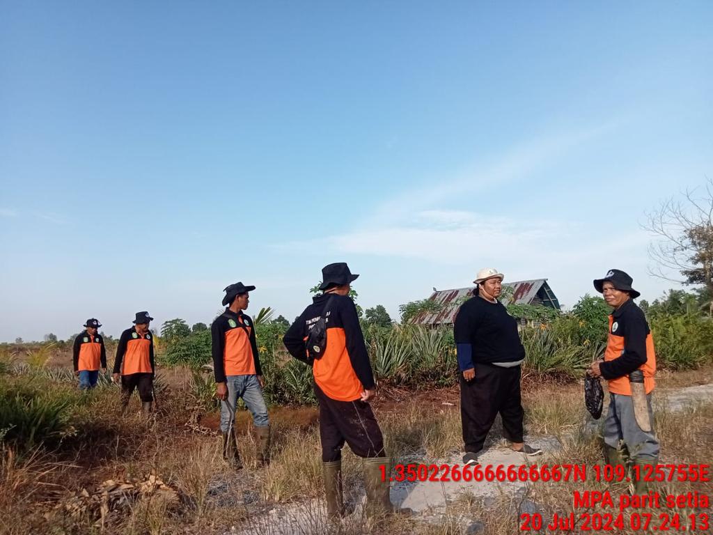 fiqihhasanuddin's tweet photo. Hari ini bersama MPA Desa Parit Setia Kecamatan Jawai Kabupaten Sambas Prov KalBar  Tenaga Fasilitator Desa memantau sumur pantau untuk mengecek tinggi muka air tanah sekalian Patroli Kebakaran hutan dan lahan gambut Karena sudah memasuki musim kemarau
@BRGM_Indonesia https://t.co/AMW16bFWJi