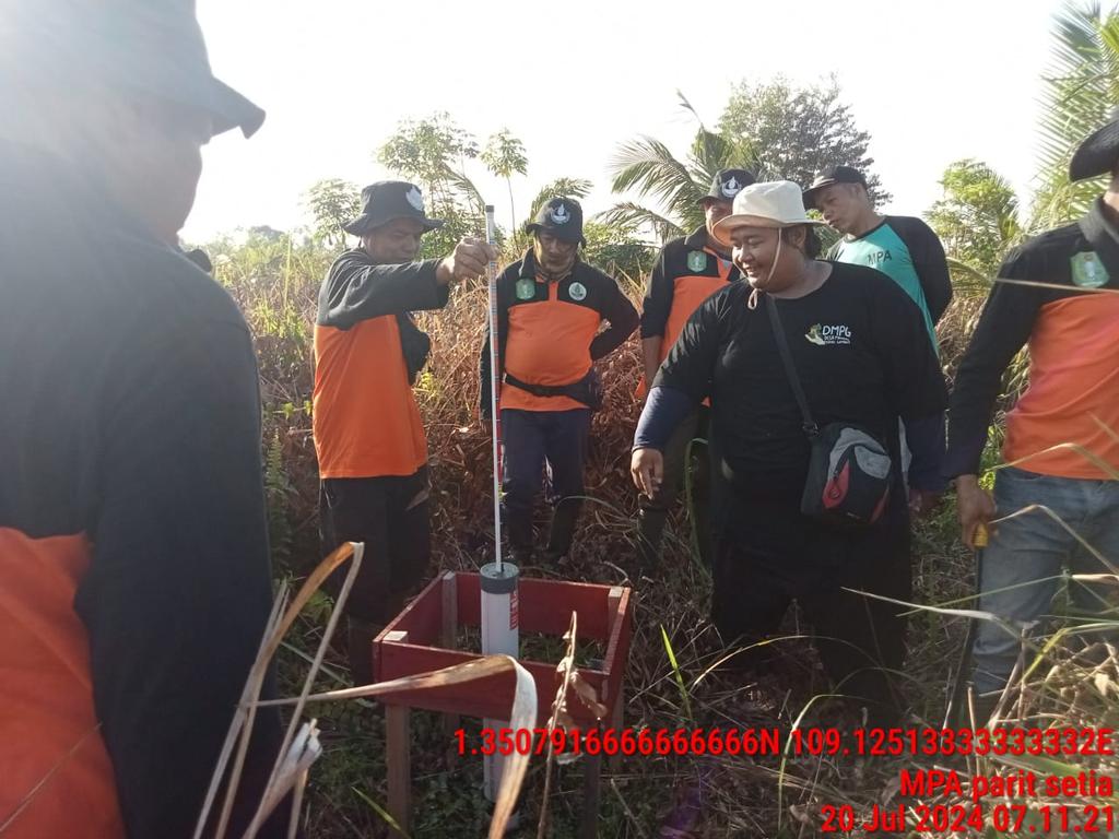fiqihhasanuddin's tweet photo. Hari ini bersama MPA Desa Parit Setia Kecamatan Jawai Kabupaten Sambas Prov KalBar  Tenaga Fasilitator Desa memantau sumur pantau untuk mengecek tinggi muka air tanah sekalian Patroli Kebakaran hutan dan lahan gambut Karena sudah memasuki musim kemarau
@BRGM_Indonesia https://t.co/AMW16bFWJi