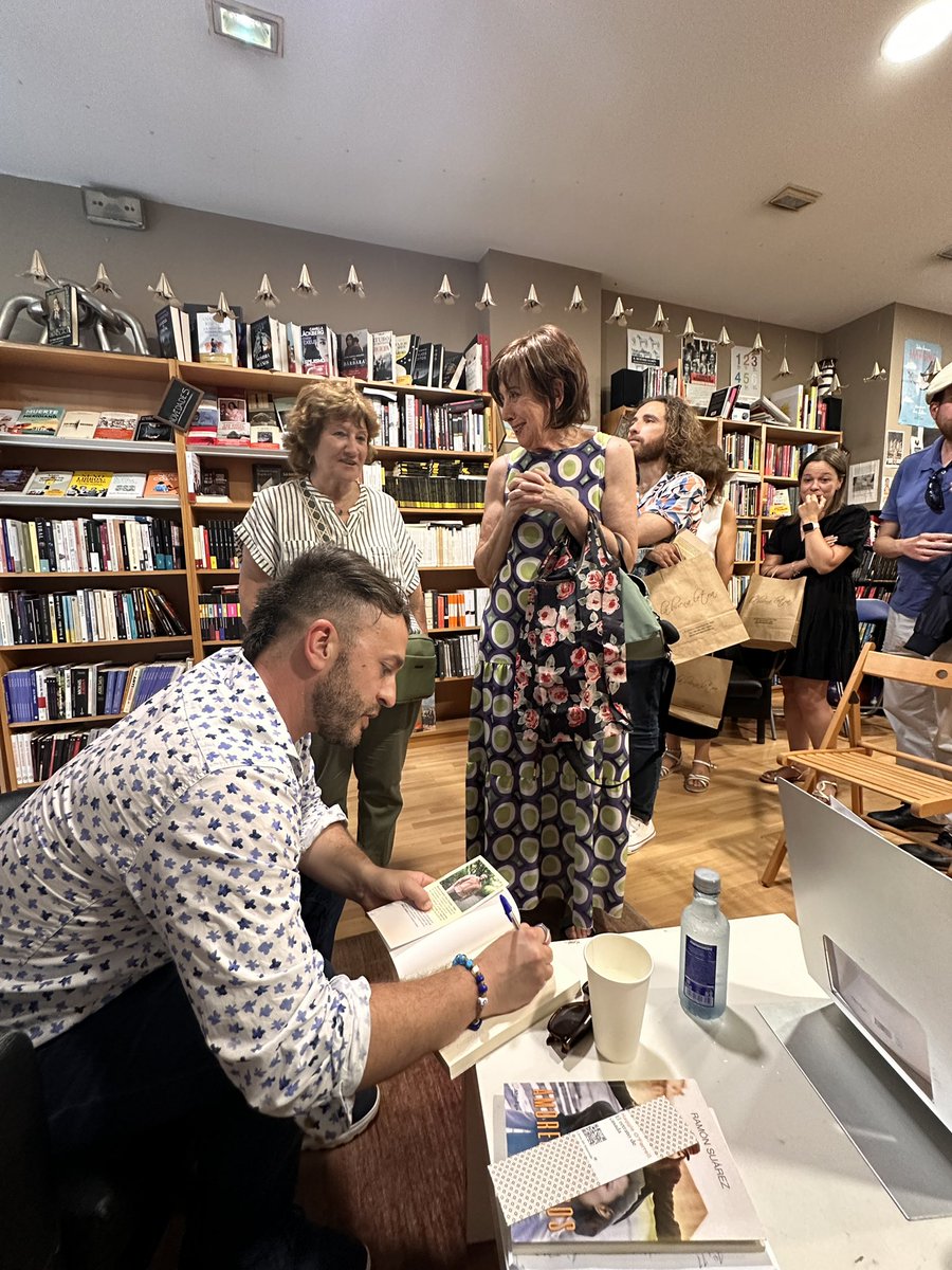 AlterEgoEdicion's tweet photo. ¡Qué tarde mágica vivimos en #libreria La buena letra de #Gijón! Ramón Suárez presentó su nueva novela 📕 AMORES ÚNICOS, y el evento fue todo un éxito.
——-
#AmoresÚnicos #RamónSuárez #LaBuenaLetra #novela #AlterEgoediciones #libros #Xixon #Asturias https://t.co/NaUrUklybO