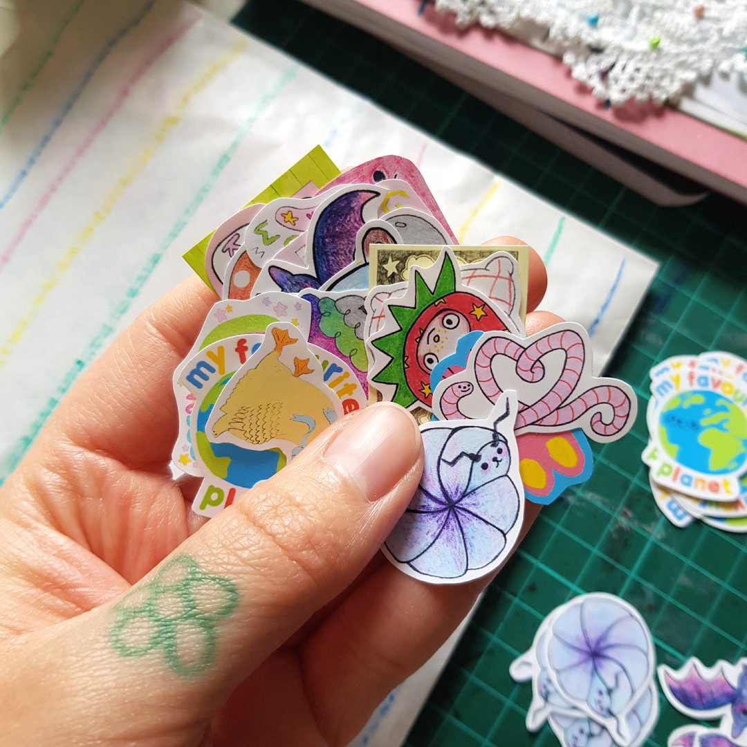 ⭐lil stickies!!!⭐
a pack of random small stickers to stick random small places :o)