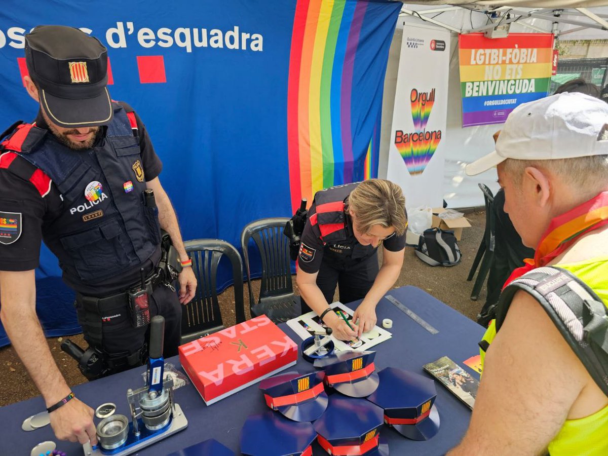 mossos's tweet photo. Tenim un estand a la plaça de Catalunya per la @PrideBarcelona conjuntament amb @GUBBarcelona

Orgull de ser qui som: estem compromesos amb la diversitat i la protecció dels drets humans, treballem contra els delictes d'odi https://t.co/vWD6Gq2EwR