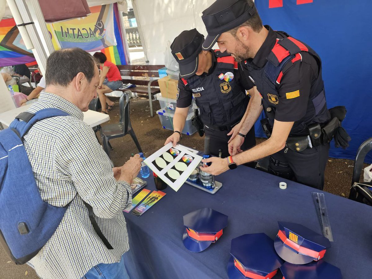 Mossos (@mossos) on Twitter photo Tenim un estand a la plaça de Catalunya per la <a href="/PrideBarcelona/">PRIDE Barcelona</a> conjuntament amb <a href="/GUBBarcelona/">Guàrdia Urbana Barcelona</a>
Orgull de ser qui som: estem compromesos amb la diversitat i la protecció dels drets humans, treballem contra els delictes d'odi Tenim un estand a la plaça de Catalunya per la <a href="/PrideBarcelona/">PRIDE Barcelona</a> conjuntament amb <a href="/GUBBarcelona/">Guàrdia Urbana Barcelona</a>
Orgull de ser qui som: estem compromesos amb la diversitat i la protecció dels drets humans, treballem contra els delictes d'odi