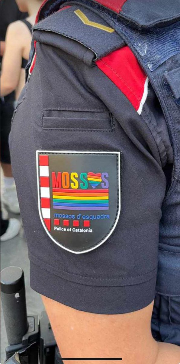 mossos's tweet photo. Tenim un estand a la plaça de Catalunya per la @PrideBarcelona conjuntament amb @GUBBarcelona

Orgull de ser qui som: estem compromesos amb la diversitat i la protecció dels drets humans, treballem contra els delictes d'odi https://t.co/vWD6Gq2EwR