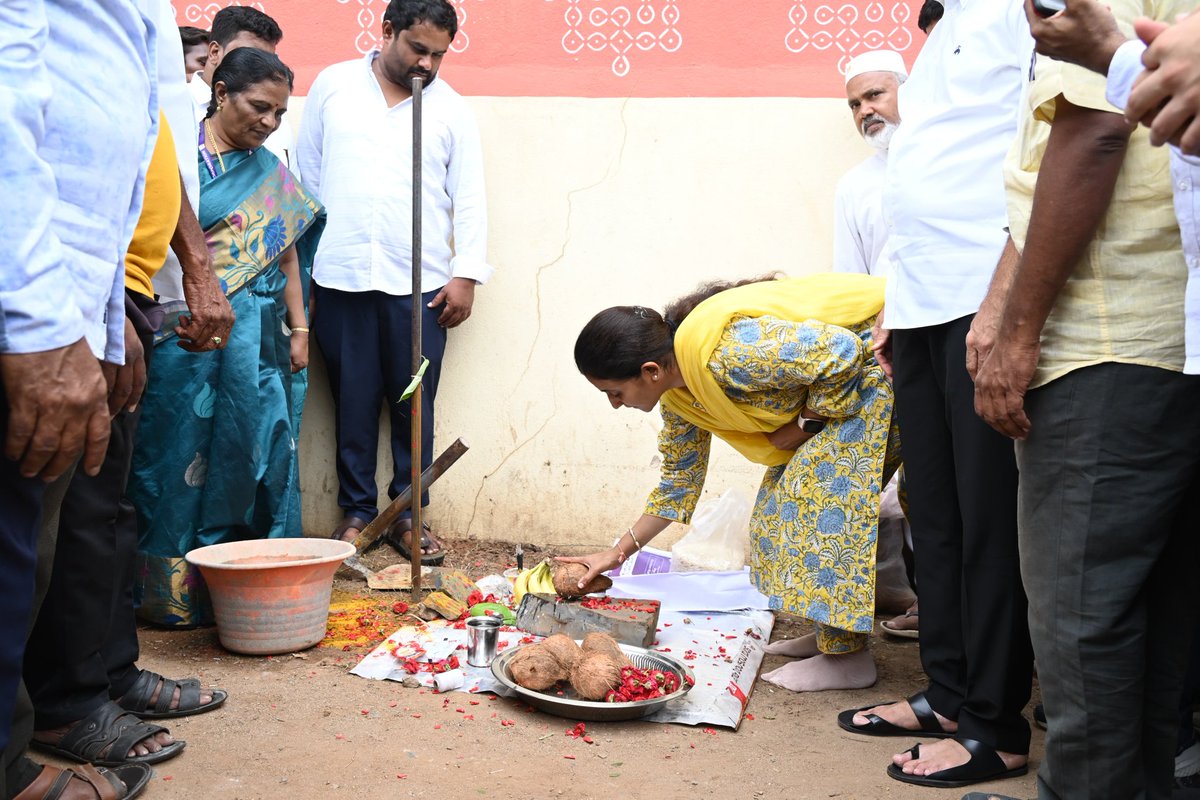 R_Madhavi_Reddy's tweet image. కడప నగరంలోని గాంధీనగర్ స్కూల్ ప్రాంతంలో 14లక్షలతో నిర్మించే రోడ్డుకు, ఇరువైపులా డ్రైనేజీ నిర్మాణానికి శంకుస్థాపన చేయడం జరిగింది.

#Kadapa #MLAReddeppaGariMadhavi #kadapadevelopment #madhaviforkadapa #tdpfordevelopment #AndhraPradesh