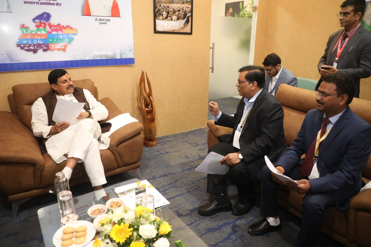 रीजनल इंडस्ट्री कॉन्क्लेव, जबलपुर

मुख्यमंत्री डॉ. मोहन यादव से आज Dalit Indian Chamber of Commerce and Industry (DICCI) के संस्थापक अध्यक्ष <a href="/DrMilindKamble/">Dr. Milind Kamble</a> एवं अध्यक्ष डॉ. <a href="/ASirvaiyya/">Dr. Anil Sirvaiya</a> ने निवेश के संबंध में वन-टू-वन चर्चा की।

<a href="/DrMohanYadav51/">Dr Mohan Yadav</a>
<a href="/CimGOI/">Minister of Commerce and Industry</a> <a href="/investindia/">Invest India</a> <a href="/MPIDC/">MPIDC</a>