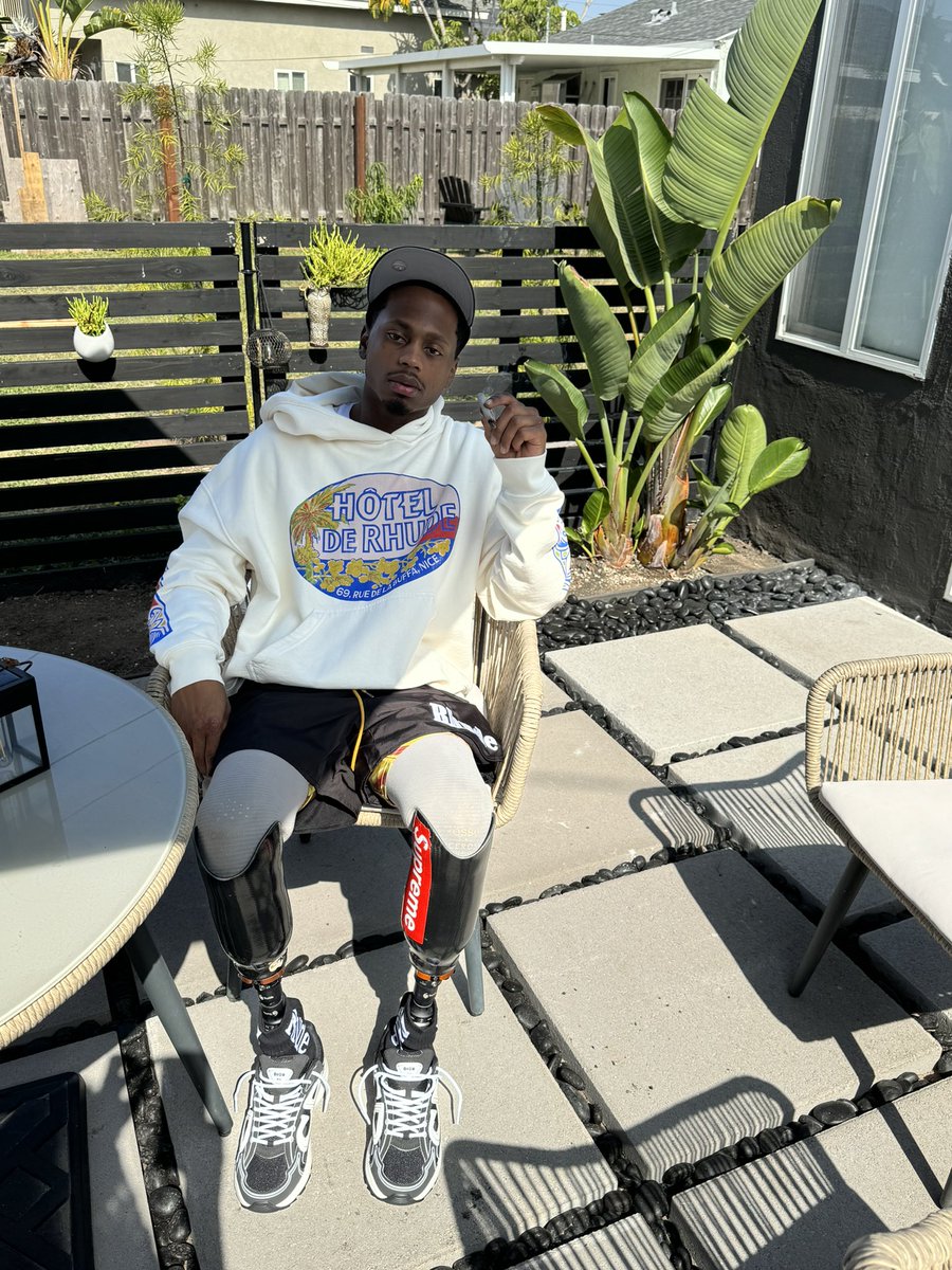 selfmadekash_'s tweet photo. Best Dressed Amputee 🦿🔥💳🏧 Ain’t No Motion Been Stopped 🐐 https://t.co/J6rJ0SlpLH