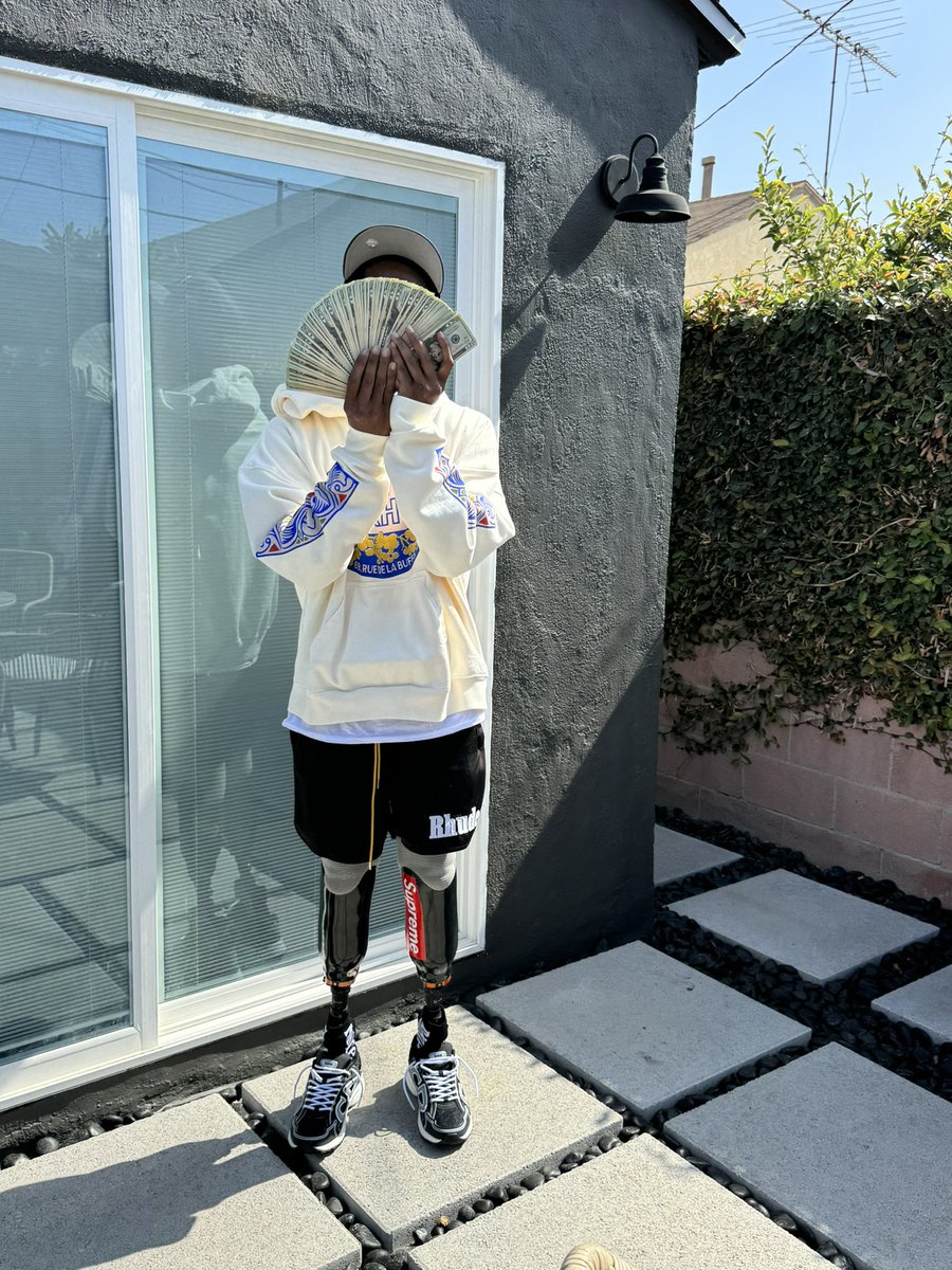 selfmadekash_'s tweet photo. Best Dressed Amputee 🦿🔥💳🏧 Ain’t No Motion Been Stopped 🐐 https://t.co/J6rJ0SlpLH