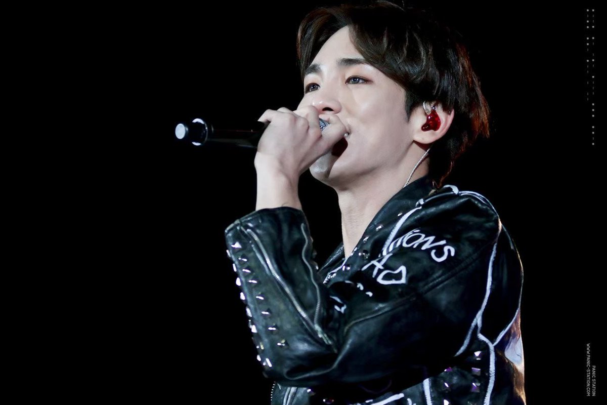 ᅠ
“Wow! Benar kata Rafif, sudah ramai sekali di sini~ Kalian luar biasa keren banget nih sambil nungguin penampilan keren dari NEOIZE 127!” seru Key yang menimpali rekan pewaranya.
ᅠ