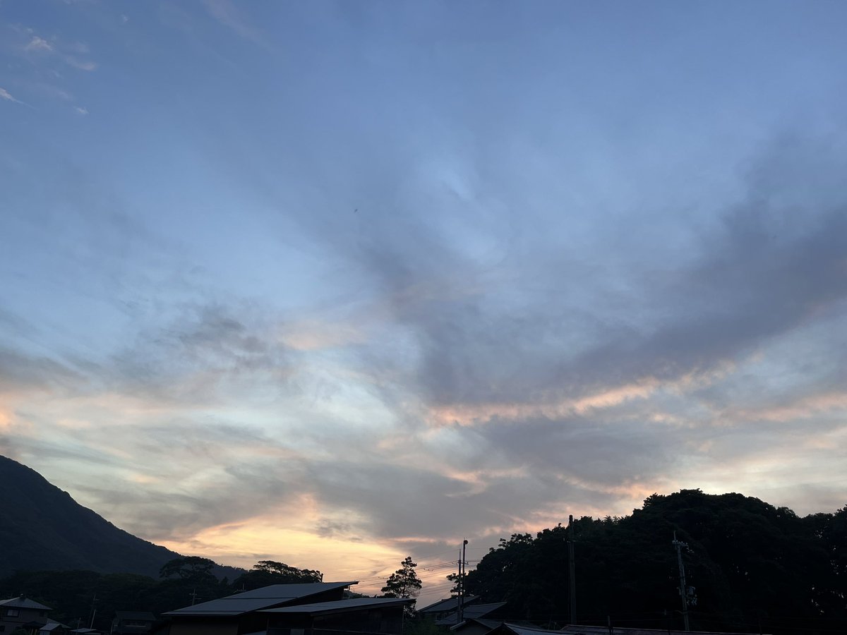 Minami0206S's tweet photo. お昼ごろに雨が降って
夕方からは1歩外に出ればメガネもカメラのレンズも曇るほどでした
もう海岸とか行けません💦
#夕焼け https://t.co/AZ00dsF1z4