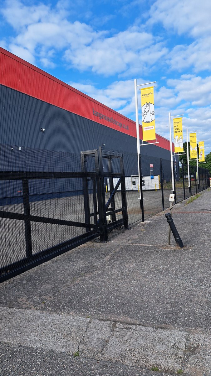 KangaBrom's tweet image. Can you spot us from the road now 👀🚩Open all weekend Sundays 10am- 2pm pop into store and get your #quote  from us today 🦘👋#Noredflagshere #Kangarooselfstorage #Bromborough #Wirral