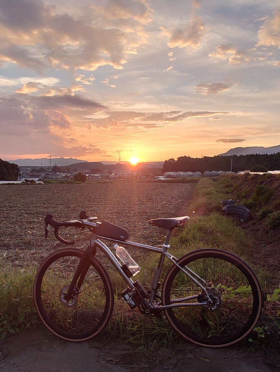 Rosemine1040's tweet photo. 暑いので日が傾いてから近場の坂道へ
個人的に夏の夕暮れライドは◎🤗
組んだばかりの12sのGRX Di2はとてもスムーズでもっと走りたくなる😀

#monoralbikes
#monoral GR2024 https://t.co/8vWYmHZ6JS
