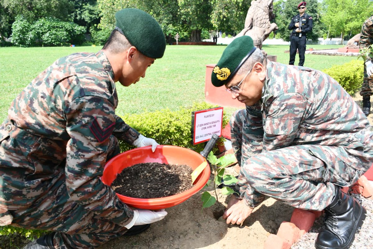 suryacommand's tweet photo. #IndianArmy 
#KVDRajatJayanti 
#EachOnePlantOne

प्रकृति का सम्मान - सूर्या कमान की पहचान !…

Lt Gen Anindya Sengupta, GOC-in-C #SuryaCommand and Mrs Ruchira Sengupta, Regional President #AWWA, participated in a tree plantation drive held at 11 GRRC at #Lucknow to commence the initiative of #EkPedMaaKeNaam in AoR of #Central Command. #Suryawarriors and families planted more than 10000 saplings and pledged for conservation of #environment and promote #green practices to combat #climatechange.
@adgpi
@ProDefLko
@PIB_India
@PRODefDehradun