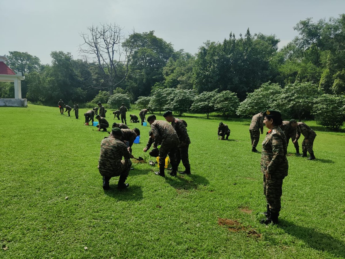 suryacommand's tweet photo. #IndianArmy 
#KVDRajatJayanti 
#EachOnePlantOne

प्रकृति का सम्मान - सूर्या कमान की पहचान !…

Lt Gen Anindya Sengupta, GOC-in-C #SuryaCommand and Mrs Ruchira Sengupta, Regional President #AWWA, participated in a tree plantation drive held at 11 GRRC at #Lucknow to commence the initiative of #EkPedMaaKeNaam in AoR of #Central Command. #Suryawarriors and families planted more than 10000 saplings and pledged for conservation of #environment and promote #green practices to combat #climatechange.
@adgpi
@ProDefLko
@PIB_India
@PRODefDehradun