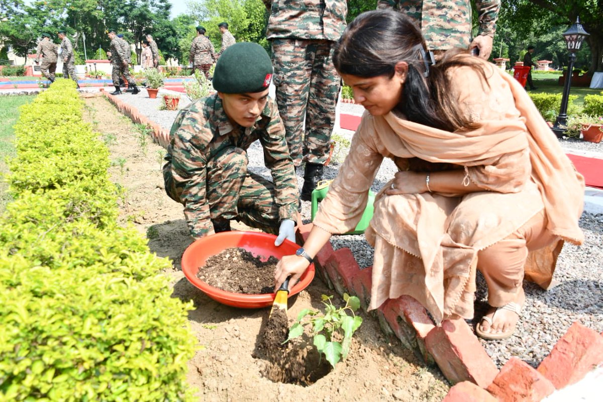 suryacommand's tweet photo. #IndianArmy 
#KVDRajatJayanti 
#EachOnePlantOne

प्रकृति का सम्मान - सूर्या कमान की पहचान !…

Lt Gen Anindya Sengupta, GOC-in-C #SuryaCommand and Mrs Ruchira Sengupta, Regional President #AWWA, participated in a tree plantation drive held at 11 GRRC at #Lucknow to commence the initiative of #EkPedMaaKeNaam in AoR of #Central Command. #Suryawarriors and families planted more than 10000 saplings and pledged for conservation of #environment and promote #green practices to combat #climatechange.
@adgpi
@ProDefLko
@PIB_India
@PRODefDehradun