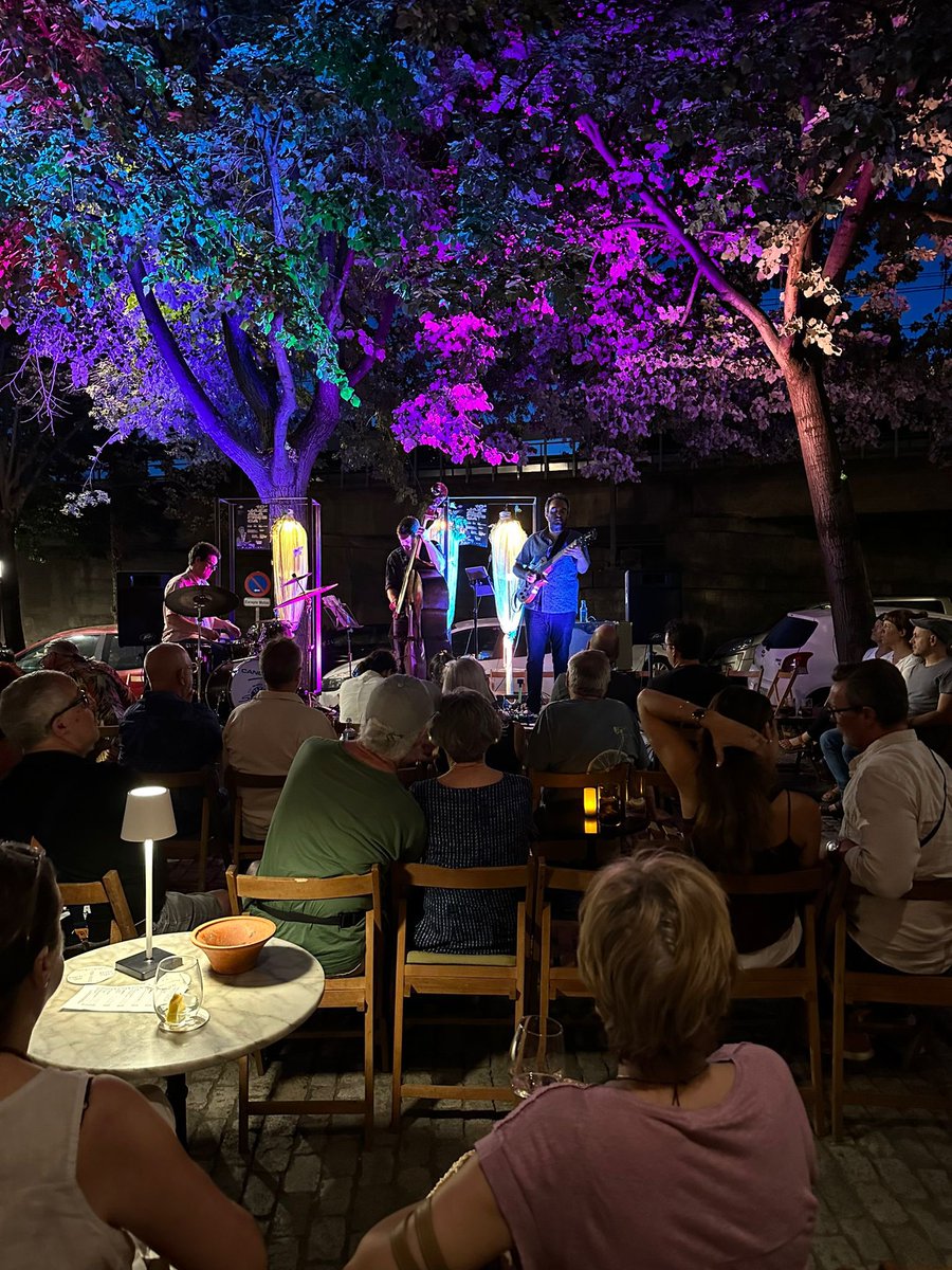 Dvinolas's tweet photo. El @SunsetJazzClub de #Girona  es un d’aquests grans clubs que sempre que puc miro de freqüentar Per gaudir de la seva programació estable i de qualitat, ja fa un parell d’anys hi vaig presentar el disc del David Viñolas 5ET dins el Festival L’hora del jazz, Enguany…👉🏾 https://t.co/cNYmWqWO0v