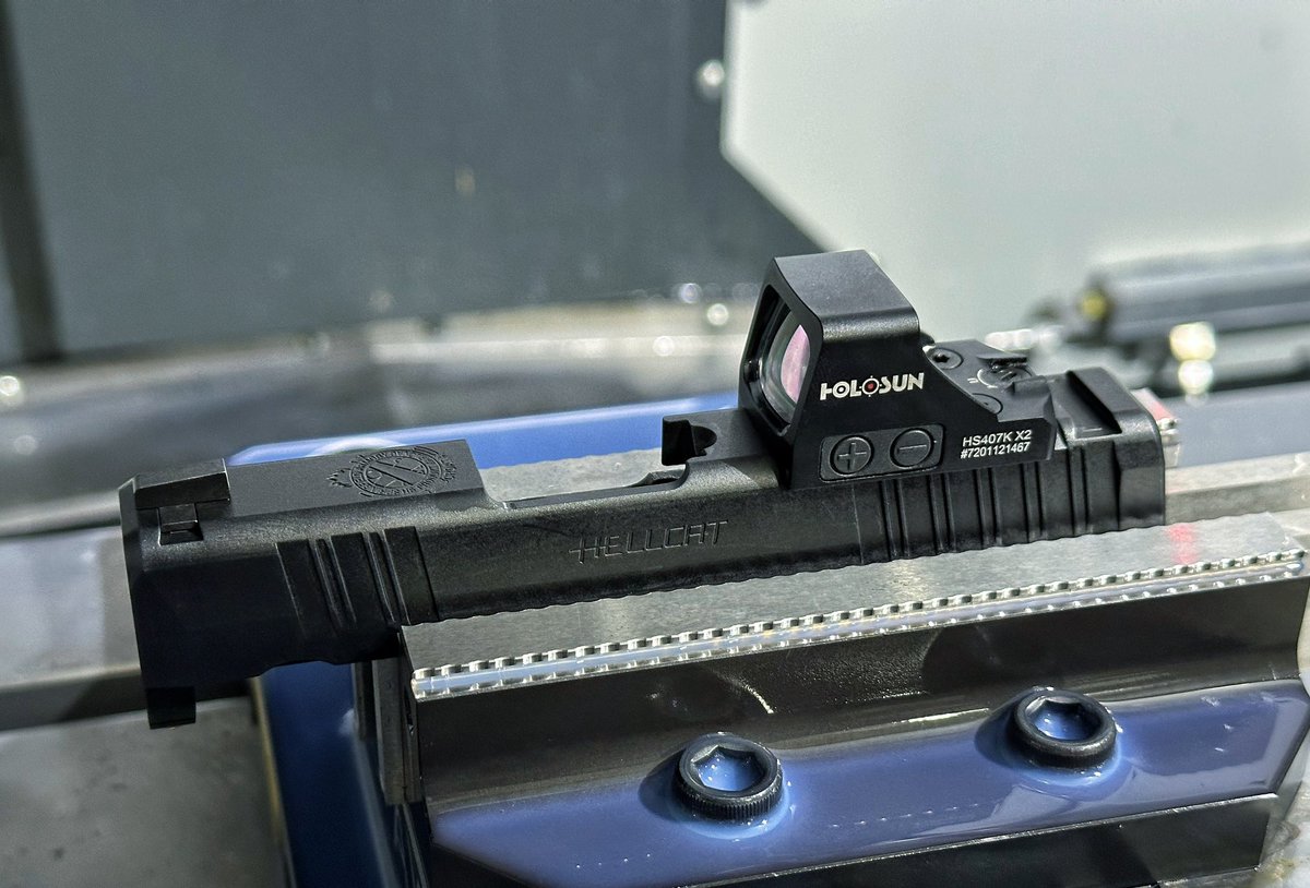 AllstarTactical's tweet photo. Fresh slide cut. Holosun 407k on @Springfield_Inc Hellcat. 

#cnc #custom #hellcat #allstartactical https://t.co/2TYYpL9g8T