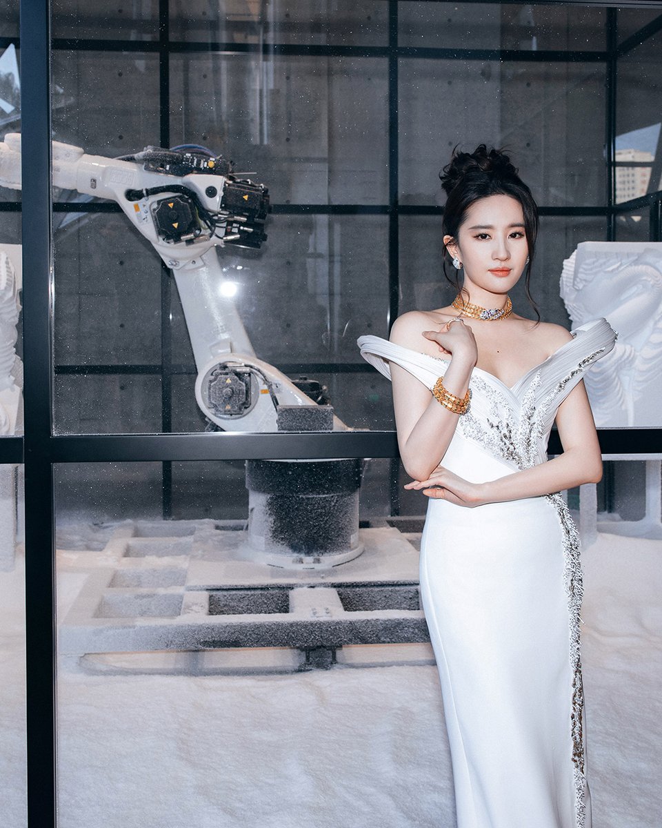Bulgariofficial's tweet photo. Join Yifei Liu and Leo Wu at the Serpenti Factory's grand finale in Beijing. The exhibition celebrates the everlasting influence and power of Bvlgari’s signature motif.
#Bvlgari #BvlgariJewelry #Serpenti #Serpenti75 #SerpentiFactory https://t.co/FtqGcJJYQ2
