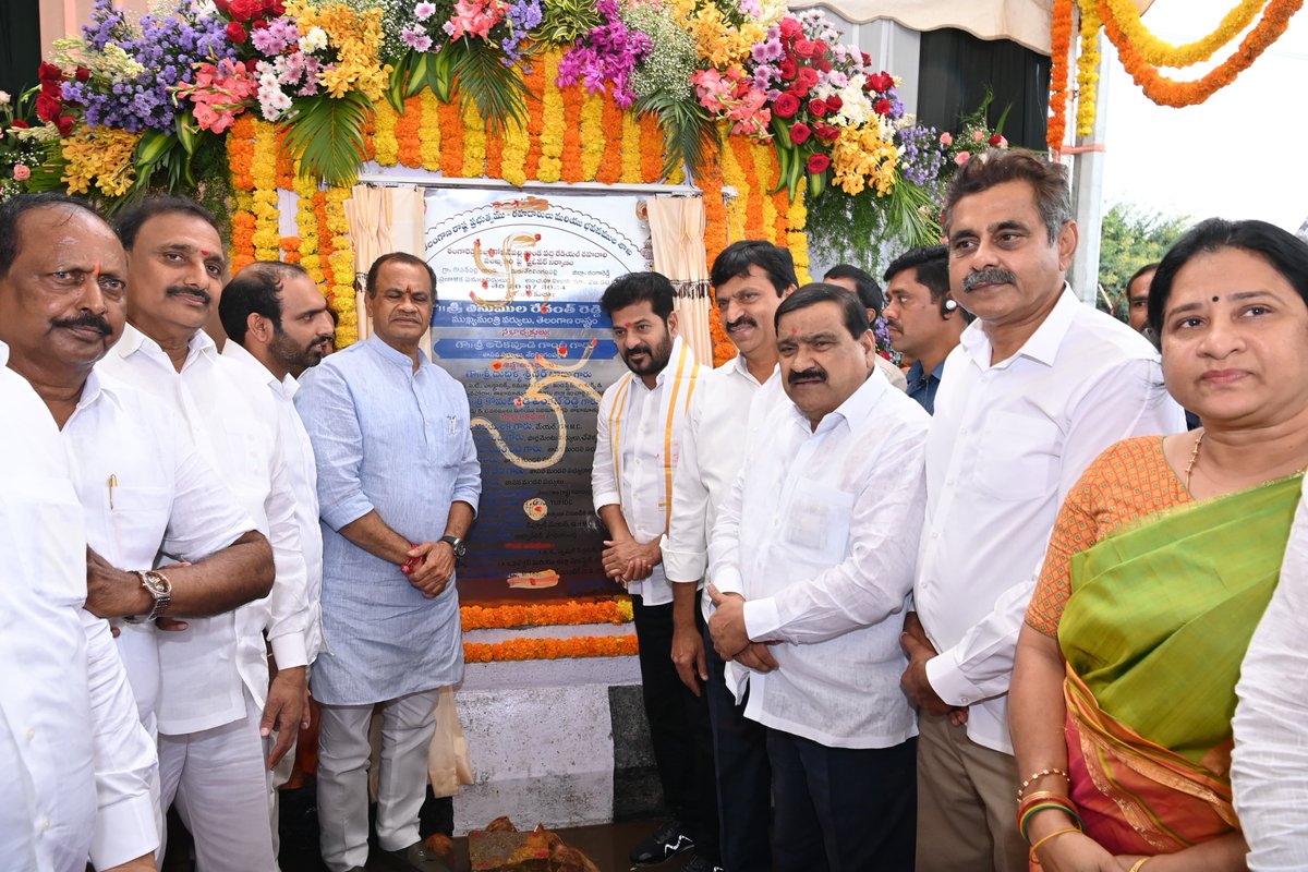 TelanganaCMO's tweet photo. మురికికూపంగా మారిన మూసీని సుందరీకరణ చేయడంతో పాటు హైదరాబాద్‌ను విశ్వనగరంగా తీర్చిదిద్దడం  తమ ప్రభుత్వం ముందున్న లక్ష్యమని ముఖ్యమంత్రి శ్రీ @revanth_anumula చెప్పారు. హైదరాబాద్ నగర సమస్యలను ఎప్పటికప్పుడు పరిష్కరించడంతో పాటు విపత్తుల నిర్వహణకు #HYDRAA అనే సరికొత్త వ్యవస్థను ఏర్పాటు చేసినట్టు తెలిపారు.

* గోపన్‌పల్లిలో కొత్తగా నిర్మించిన ఫ్లైఓవర్‌ను ముఖ్యమంత్రి ప్రారంభించారు. అనంతరం జెండా ఊపి ఉమెన్ బైకర్స్‌ను అనుమతించారు. ఈ సందర్భంగా ఏర్పాటు చేసిన కార్యక్రమంలో మాట్లాడుతూ, ఈ ఫ్లైఓవర్ ద్వారా శేరిలింగంపల్లి అభివృద్ధి చెందుతుందని, ఈ ప్రాంతాన్ని అభివృద్ధి చేసే బాధ్యత తమ ప్రభుత్వానిదని చెప్పారు.

* #Hyderabad అభివృద్ధిలో భాగంగా మూసీ రివర్‌ఫ్రంట్‌ డెవలప్‌మెంట్‌కు ప్రభుత్వం కృతనిశ్చయంతో ఉందని, అందుకోసం త్వరలోనే ప్రణాళికలు సిద్ధం చేసి లక్షా 5౦ వేల కోట్లతో పనులకు శ్రీకారం చుడతామని వివరించారు. రానున్న ఐదేళ్లలో ప్రపంచ నలుమూలలు పర్యాటకులు సందర్శించేలా మూసీ అభివృద్ధికి సంపూర్ణ ప్రణాళికలు సిద్ధం చేశామన్నారు. మూసీని చూడగానే ప్రజాప్రభుత్వం గుర్తొచ్చేలా తీర్చిదిద్దుతామని చెప్పారు. 
#MusiRiverFrontDevelopment