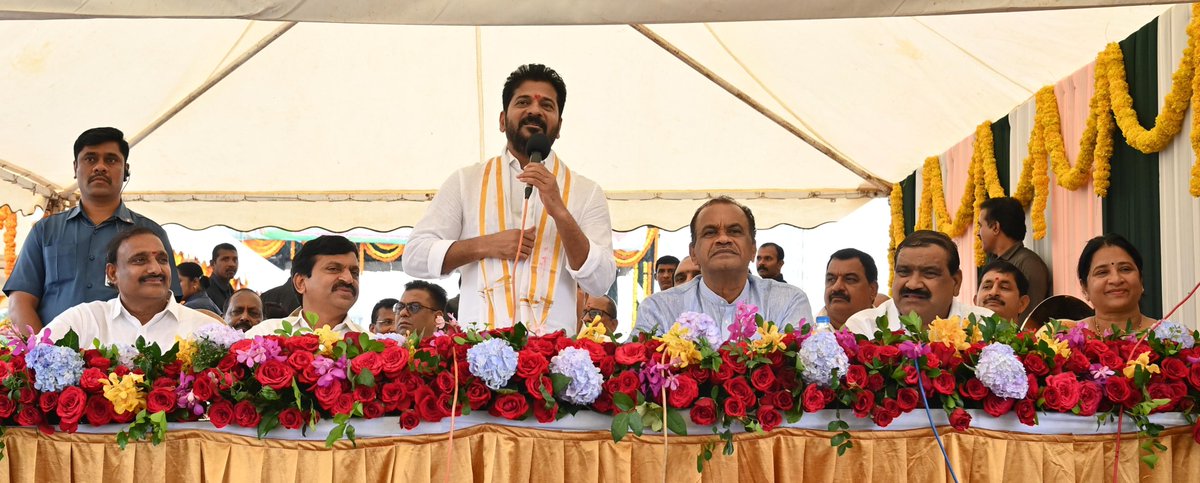 TelanganaCMO's tweet photo. మురికికూపంగా మారిన మూసీని సుందరీకరణ చేయడంతో పాటు హైదరాబాద్‌ను విశ్వనగరంగా తీర్చిదిద్దడం  తమ ప్రభుత్వం ముందున్న లక్ష్యమని ముఖ్యమంత్రి శ్రీ @revanth_anumula చెప్పారు. హైదరాబాద్ నగర సమస్యలను ఎప్పటికప్పుడు పరిష్కరించడంతో పాటు విపత్తుల నిర్వహణకు #HYDRAA అనే సరికొత్త వ్యవస్థను ఏర్పాటు చేసినట్టు తెలిపారు.

* గోపన్‌పల్లిలో కొత్తగా నిర్మించిన ఫ్లైఓవర్‌ను ముఖ్యమంత్రి ప్రారంభించారు. అనంతరం జెండా ఊపి ఉమెన్ బైకర్స్‌ను అనుమతించారు. ఈ సందర్భంగా ఏర్పాటు చేసిన కార్యక్రమంలో మాట్లాడుతూ, ఈ ఫ్లైఓవర్ ద్వారా శేరిలింగంపల్లి అభివృద్ధి చెందుతుందని, ఈ ప్రాంతాన్ని అభివృద్ధి చేసే బాధ్యత తమ ప్రభుత్వానిదని చెప్పారు.

* #Hyderabad అభివృద్ధిలో భాగంగా మూసీ రివర్‌ఫ్రంట్‌ డెవలప్‌మెంట్‌కు ప్రభుత్వం కృతనిశ్చయంతో ఉందని, అందుకోసం త్వరలోనే ప్రణాళికలు సిద్ధం చేసి లక్షా 5౦ వేల కోట్లతో పనులకు శ్రీకారం చుడతామని వివరించారు. రానున్న ఐదేళ్లలో ప్రపంచ నలుమూలలు పర్యాటకులు సందర్శించేలా మూసీ అభివృద్ధికి సంపూర్ణ ప్రణాళికలు సిద్ధం చేశామన్నారు. మూసీని చూడగానే ప్రజాప్రభుత్వం గుర్తొచ్చేలా తీర్చిదిద్దుతామని చెప్పారు. 
#MusiRiverFrontDevelopment