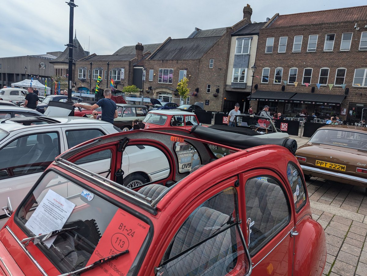 chopper602's tweet photo. Taken 'the other' car to local town classic car show. Great turnout and lots of people around.#2cv #darlington https://t.co/8lNyJRrpDp