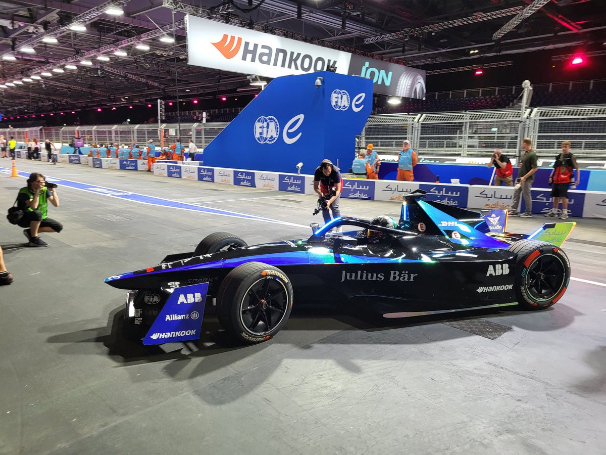 tobiw_apex's tweet photo. Guess who's back...
#LondonEPrix 🇬🇧 #FormulaE #ABBFormulaE #ServusTV https://t.co/lQ3a3r5Rd0