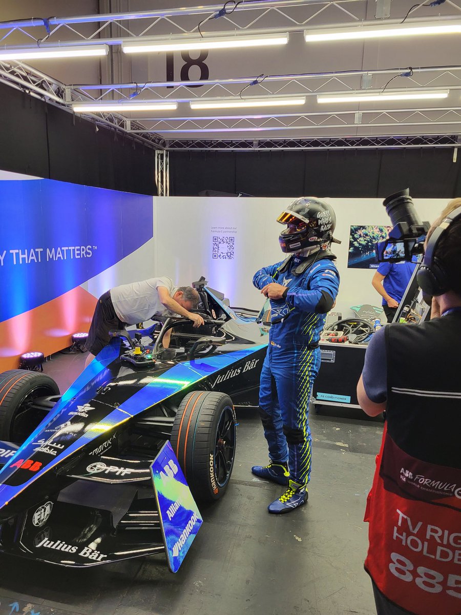 tobiw_apex's tweet photo. Guess who's back...
#LondonEPrix 🇬🇧 #FormulaE #ABBFormulaE #ServusTV https://t.co/lQ3a3r5Rd0