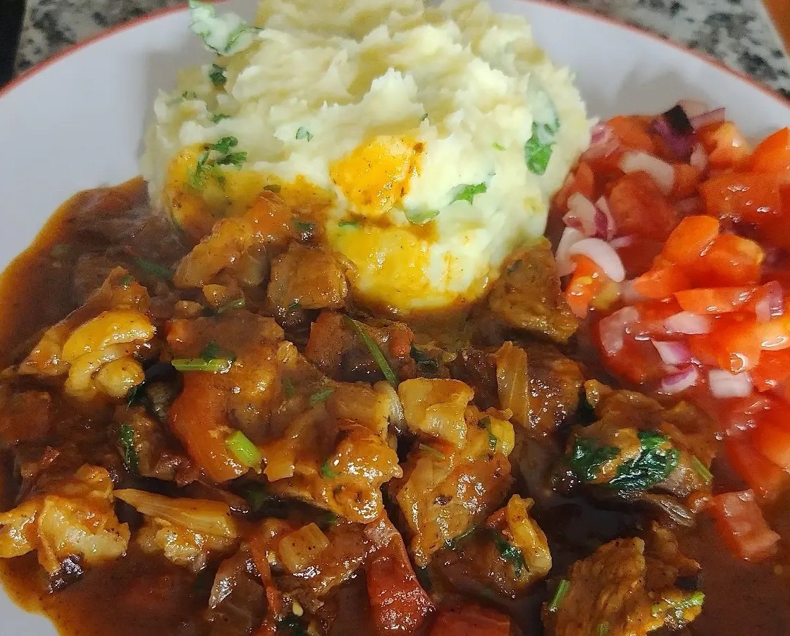 AliceClarito's tweet photo. Mashed potatoes meat and tomato salad🥗....,,, https://t.co/5RFIyt9CeS