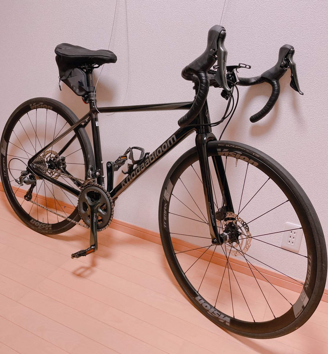 k005FxP5LaVyzXe's tweet image. あたくしの、大事な４台 🚲𓂃 𓈒𓏸

リアクト、ガベル、ターン、ストラウス
ストラウスはタックス専用機になってる

#merida #メリダ #reacto #リアクト #khodaabloom #straussdisc #tern #クレスト #nesto #gavel