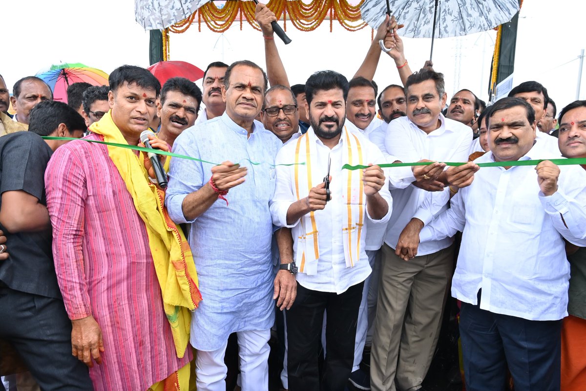 TelanganaCMO's tweet photo. మురికికూపంగా మారిన మూసీని సుందరీకరణ చేయడంతో పాటు హైదరాబాద్‌ను విశ్వనగరంగా తీర్చిదిద్దడం  తమ ప్రభుత్వం ముందున్న లక్ష్యమని ముఖ్యమంత్రి శ్రీ @revanth_anumula చెప్పారు. హైదరాబాద్ నగర సమస్యలను ఎప్పటికప్పుడు పరిష్కరించడంతో పాటు విపత్తుల నిర్వహణకు #HYDRAA అనే సరికొత్త వ్యవస్థను ఏర్పాటు చేసినట్టు తెలిపారు.

* గోపన్‌పల్లిలో కొత్తగా నిర్మించిన ఫ్లైఓవర్‌ను ముఖ్యమంత్రి ప్రారంభించారు. అనంతరం జెండా ఊపి ఉమెన్ బైకర్స్‌ను అనుమతించారు. ఈ సందర్భంగా ఏర్పాటు చేసిన కార్యక్రమంలో మాట్లాడుతూ, ఈ ఫ్లైఓవర్ ద్వారా శేరిలింగంపల్లి అభివృద్ధి చెందుతుందని, ఈ ప్రాంతాన్ని అభివృద్ధి చేసే బాధ్యత తమ ప్రభుత్వానిదని చెప్పారు.

* #Hyderabad అభివృద్ధిలో భాగంగా మూసీ రివర్‌ఫ్రంట్‌ డెవలప్‌మెంట్‌కు ప్రభుత్వం కృతనిశ్చయంతో ఉందని, అందుకోసం త్వరలోనే ప్రణాళికలు సిద్ధం చేసి లక్షా 5౦ వేల కోట్లతో పనులకు శ్రీకారం చుడతామని వివరించారు. రానున్న ఐదేళ్లలో ప్రపంచ నలుమూలలు పర్యాటకులు సందర్శించేలా మూసీ అభివృద్ధికి సంపూర్ణ ప్రణాళికలు సిద్ధం చేశామన్నారు. మూసీని చూడగానే ప్రజాప్రభుత్వం గుర్తొచ్చేలా తీర్చిదిద్దుతామని చెప్పారు. 
#MusiRiverFrontDevelopment