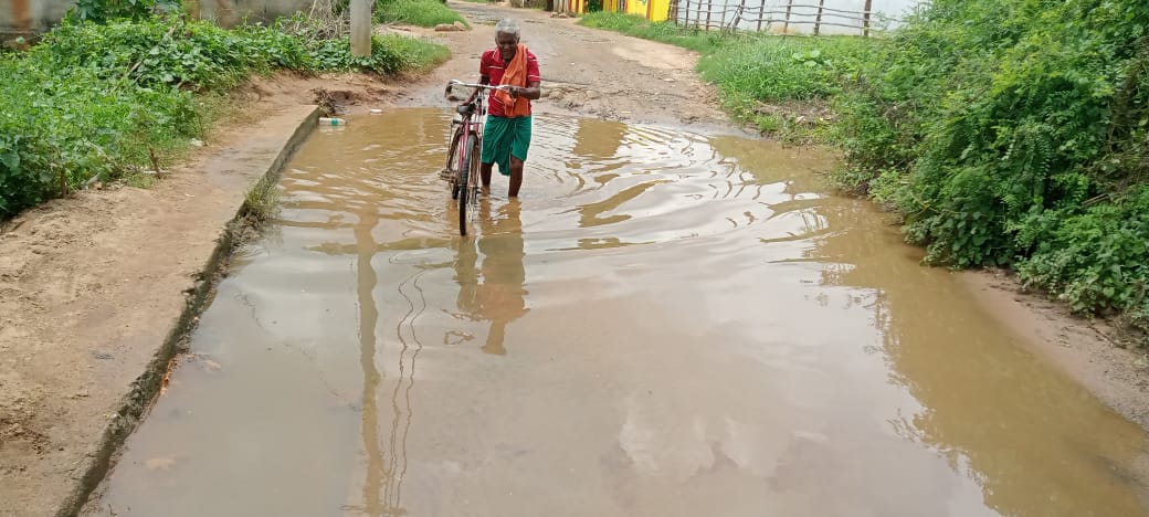 TankadharPadha3's tweet photo. District Bolangir, Block LOISINGHA,GP Kusmel - kusmel to Khaliapali Road is damaged in heavy rain fall, Sarpanch &amp; Block adminstration has not listen, So take immediate start the work. @MahalingMukesh @OfficeOfMLA @PRDeptOdisha @CollectorBgr @CMO_Odisha https://t.co/255HjNHI1O