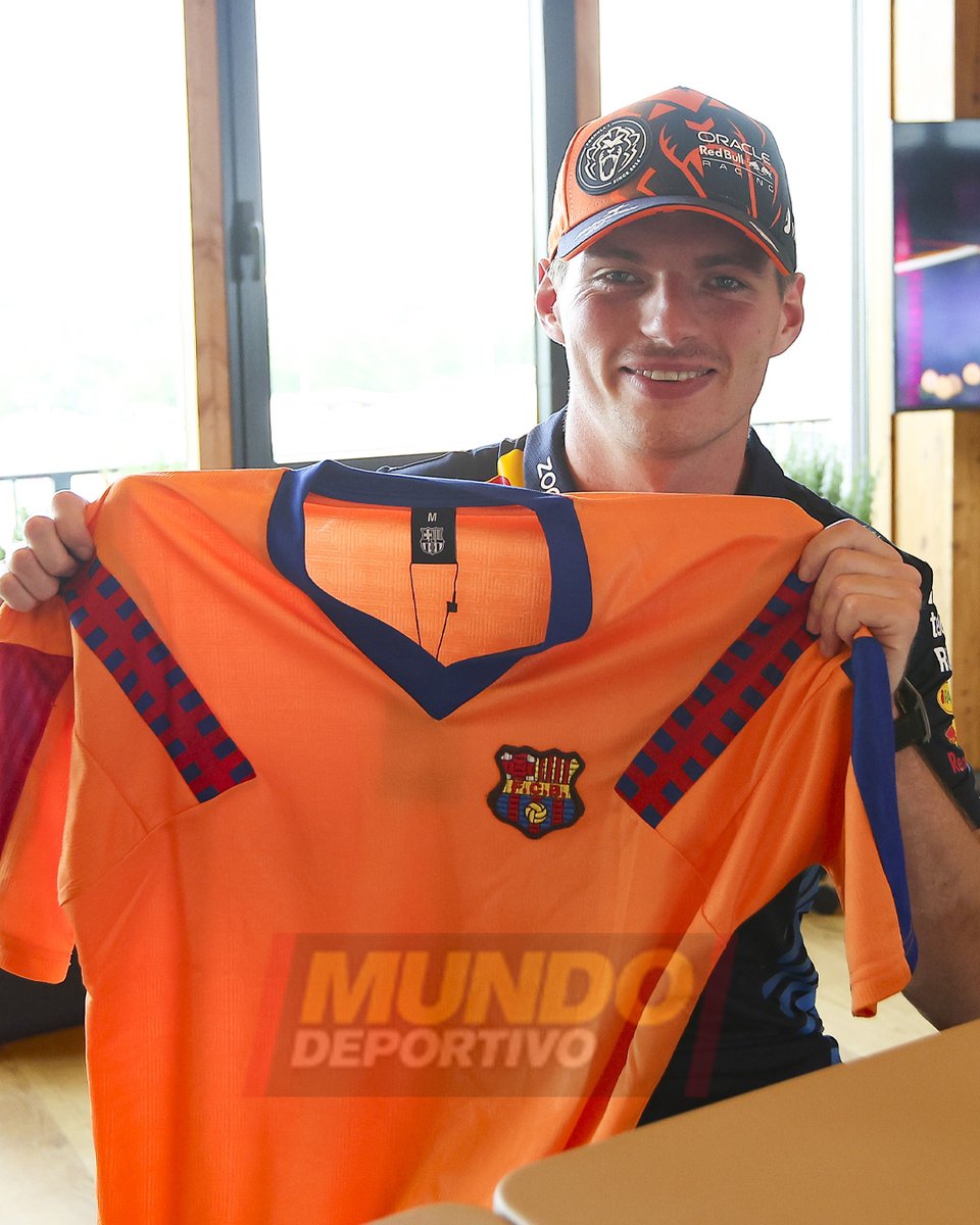 BarcaUniversal's tweet photo. Three-time Formula 1 World champion Max Verstappen was given a retro Barça shirt: "How beautiful. Yes, I know this shirt. It is the shirt Koeman scored the 1992 Champions League final goal with." https://t.co/CZCboAIBWx